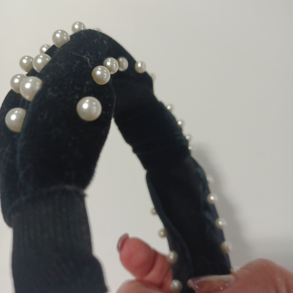 Chic Pearl-Studded Velvet Headbands - Black and Cream - Picture 6 of 8